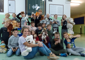 Uczniowie kl. 3 a ze swoimi maskotkami- zwierzakami. Na zdjęciu wychowawczyni p. Aneta Walczak.